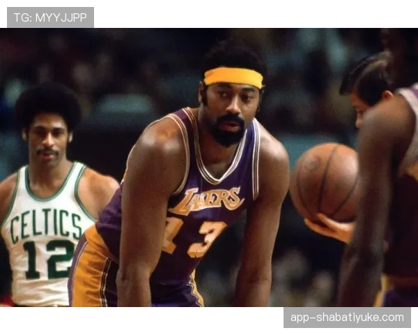 张伯伦内线强攻拉开空间 比肩历史顶级篮板王表现